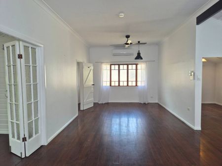 CHARMING BEACHSIDE COTTAGE - Photo 2