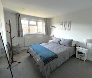 De Lara Way, Woking - 3 bedrooms Property for lettings - Seymours - Photo 4