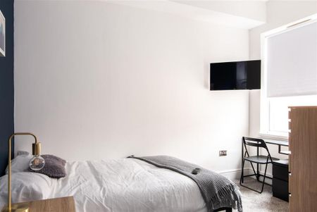 1 bedroom in a house share to rent - Photo 2