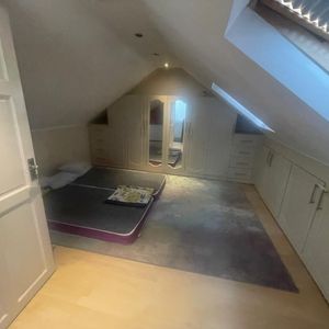 Room in a Shared House, Talbot Gardens, IG3 - Photo 2