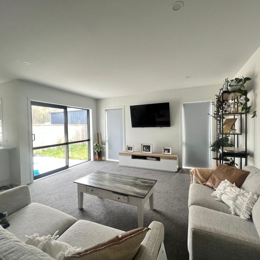 Modern two-bedroom home - Photo 1