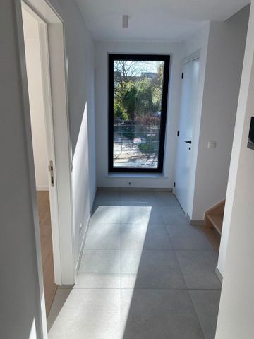 NIEUWBOUW, 3-gevel woning, ideaal gelegen in een rustige straat op 1km van tramhalte (tram 39) en de Duitse school. - Foto 4