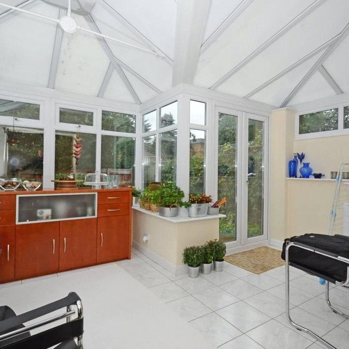 4 bedroom end of terrace house to rent - Photo 1