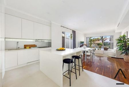 Stunning 4-Bedroom Family Home with Pool – Walk to Coogee Beach - Photo 5