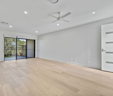 Upmarket Luxury Townhome with 3 Parking Spaces - Photo 2