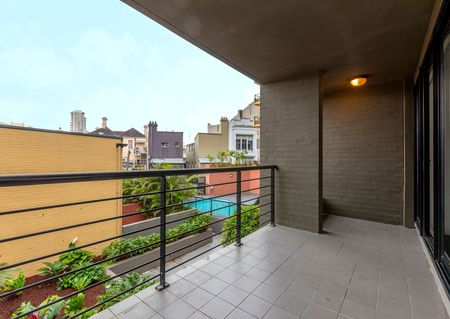 Sun-filled Apartment with Rooftop Views & Outdoor Swimming Pool - Photo 4