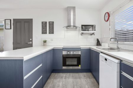 Charming two-bedroom Unit! - Photo 2