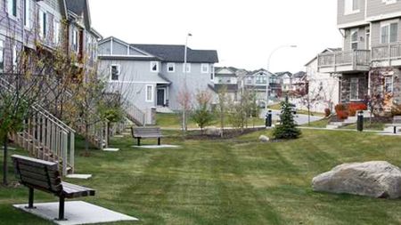 Panorama Hills 2 Bed + Den Townhome With Double Garage - Photo 4