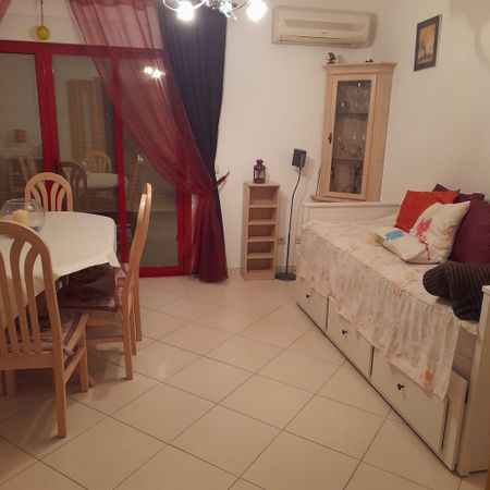Apartamento T1 amplo, totalmente mobilado, com varandas e excelente luminosidade. Disponível para arrendamento sazonal. Ideal para quem procura conforto, funcionalidade e uma estadia tranquila. - Foto 3