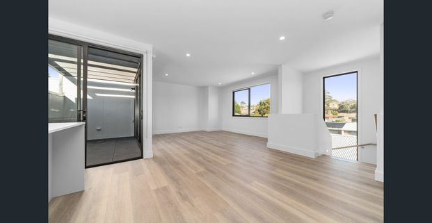 Live Green and Save Money - 6.4 Kilowatt Solar Panels on Roof - Photo 1