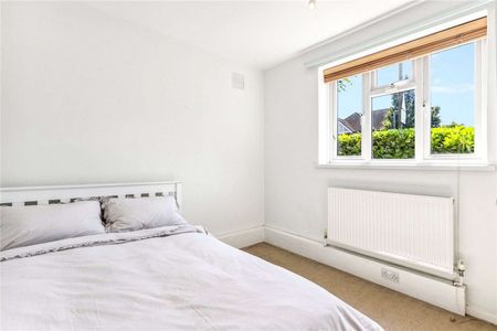 A charming, three-bedroom flat on Nightingale Lane. - Photo 3