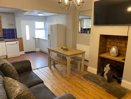 1 bedroom in a house share to rent - Photo 3