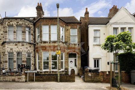 Inclusive of council tax, gas and water, this self contained studio benefits from a private kitchen and bathroom as well as direct access to the rear garden - Photo 4
