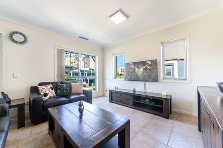 3-Bedroom Apartment in Prestigious Emerald Lakes - Photo 2