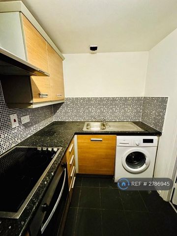 2 bedroom flat to rent - Photo 4