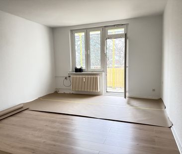 „Komplett frisch renoviert“, Helle Wohnung mit Balkon, unweit dem V... - Foto 1