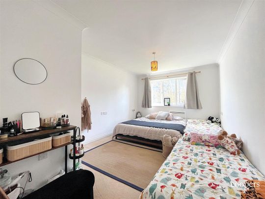 Royal Court, Hume Way, Ruislip, HA4 - Photo 1