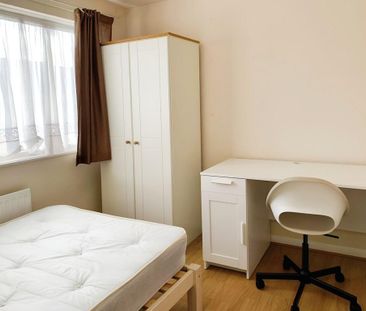 4 bedroom terraced house to rent - Photo 4