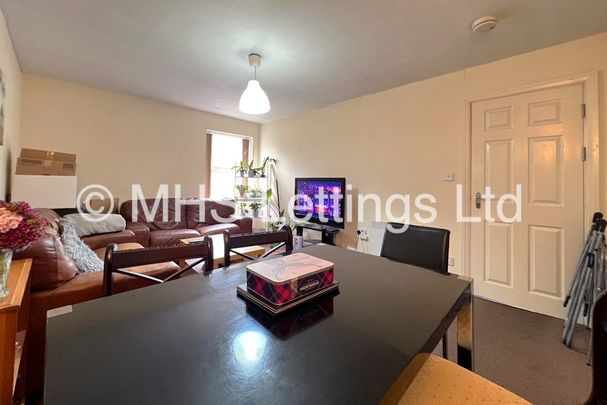 3 Bedroom Flat for rent in Woodsley Road - Photo 1