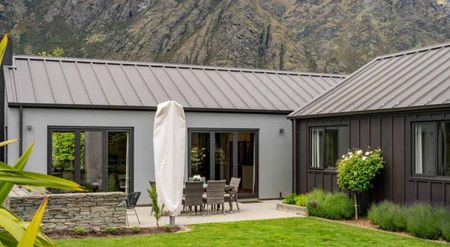 Large and pet-friendly! - Photo 4