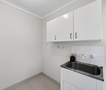 WELL PRESENTED UNIT - 3 BEDROOMS - Photo 4