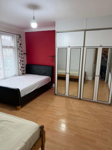 Room in a Shared House, Gartmore Road, IG3 - Photo 2
