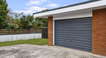 Charming Two Bedroom Unit - Photo 3