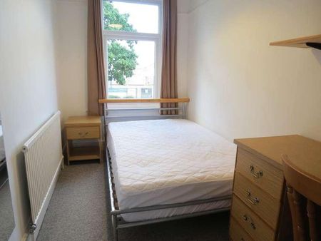 Bedroom Detached House In Bournemouth, BH9 - Photo 4