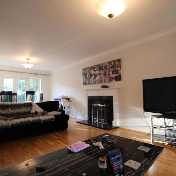 Old Avenue, West Byfleet, Surrey, KT14 - Photo 1