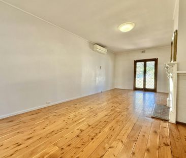 Magnificent 2 story, 4 bedroom home close to the CBD - Photo 2