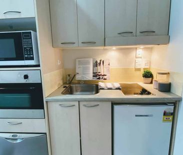 Furnished One bedroom apartment *COLD WATER INCL* - Photo 2