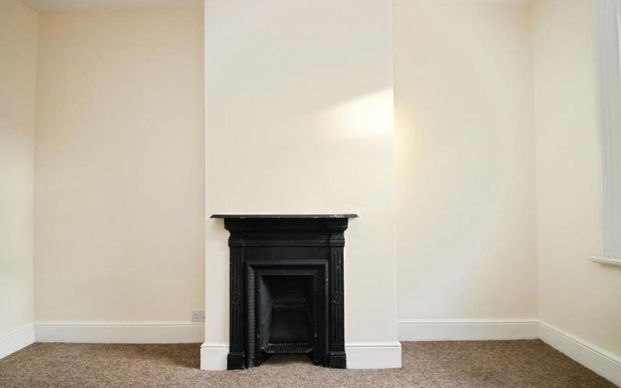 ** Suitable for Four Sharers** This unfurnished four-bedroom terraced house the a sought-after area of The Chesselsl offers spacious double bedrooms, a bright reception room, open-plan kitchen, and excellent access to parks, local amenities, and public transport—ideal for professionals, students, or families seeking well-connected and practical accommodation. - Photo 1