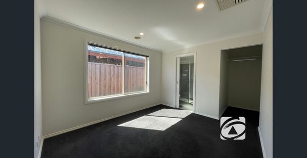 FAMILY HOME IN IN THE COLLEGE GREEN ESTATE! - Photo 1