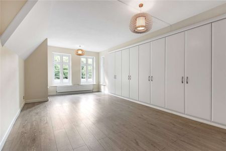 A substantial family home with versatile living set in attractive grounds. - Photo 5