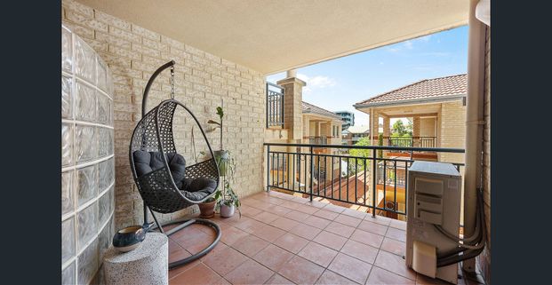 SPACIOUS & STYLISH APARTMENT IN BOUTIQUE EAST PERTH COMPLEX - Photo 1