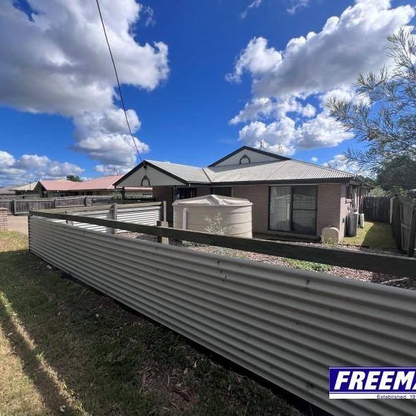 3 Bedroom Brick Duplex - Great Unit! - Photo 1