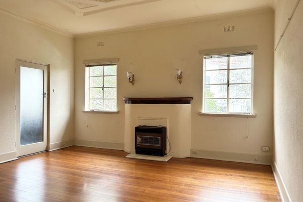 Sunlit apartment, water included! - Photo 1