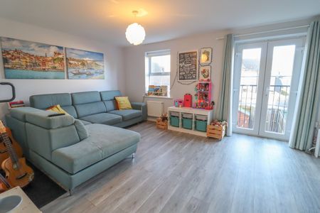 Beautiful three story town house available close to the QE hospital - Photo 3