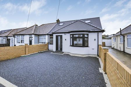 5 bedroom semi-detached bungalow to rent - Photo 4