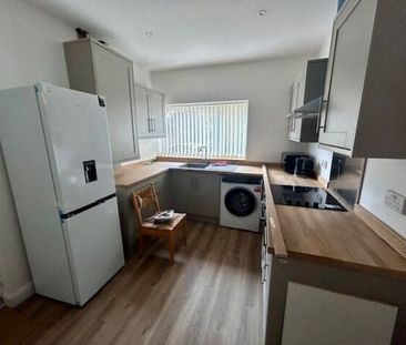 Astonwood Road, Birkenhead - Photo 2