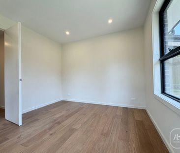 Brand New 5-Bedroom Luxury Townhouse in a Prime Box Hill North Loca... - Photo 6