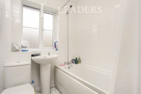 2 bedroom house to rent Perryfields, Burgess Hill, West Sussex, RH15 - Photo 2