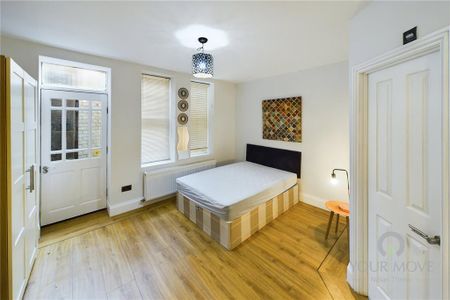 1 bedroom in a house share to rent - Photo 4