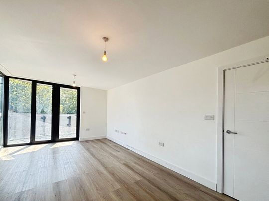 Farnborough Road, Farnborough, Hampshire, GU14 - Photo 1