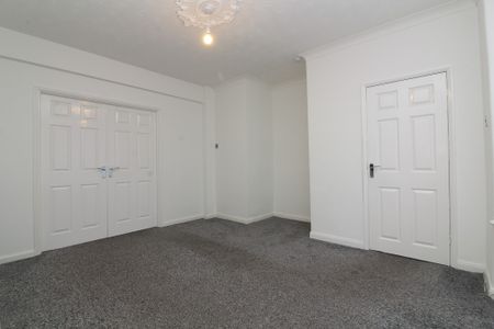 3 Bedroom Semi-Detached House - Photo 3