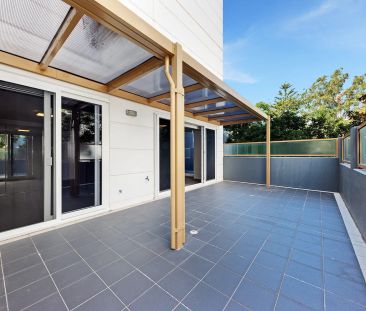 Spacious Apartment in Walking Distance to the Rail - Photo 6