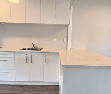 Beautifully Renovated Home in a Prime Onehunga Location - Photo 3