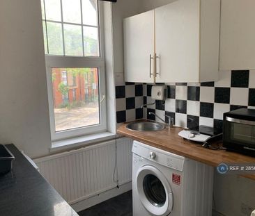 1 bedroom in a house share to rent - Photo 3