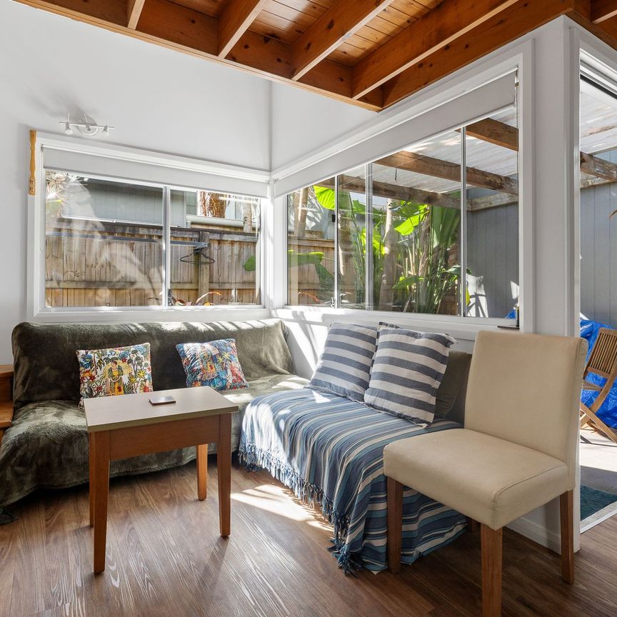 Stylish Two-Storey Apartment Near Shops and Beaches - Photo 1