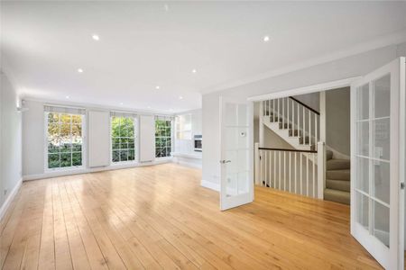 A lovely four bedroom house set over four floors located within Somerset Square. - Photo 4